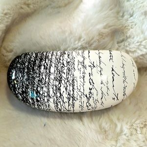 Kensie Black and white clamshell hard eyeglass case NWOT